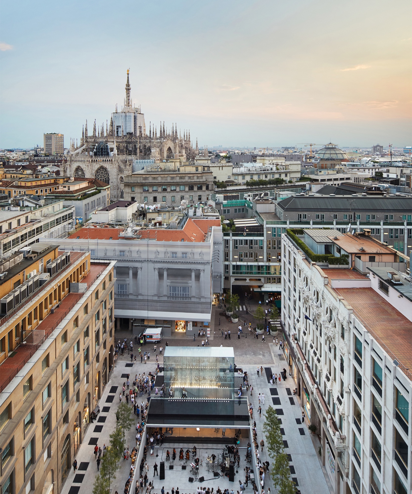 Apple Piazza Liberty — la piazza al tramonto col Duomo