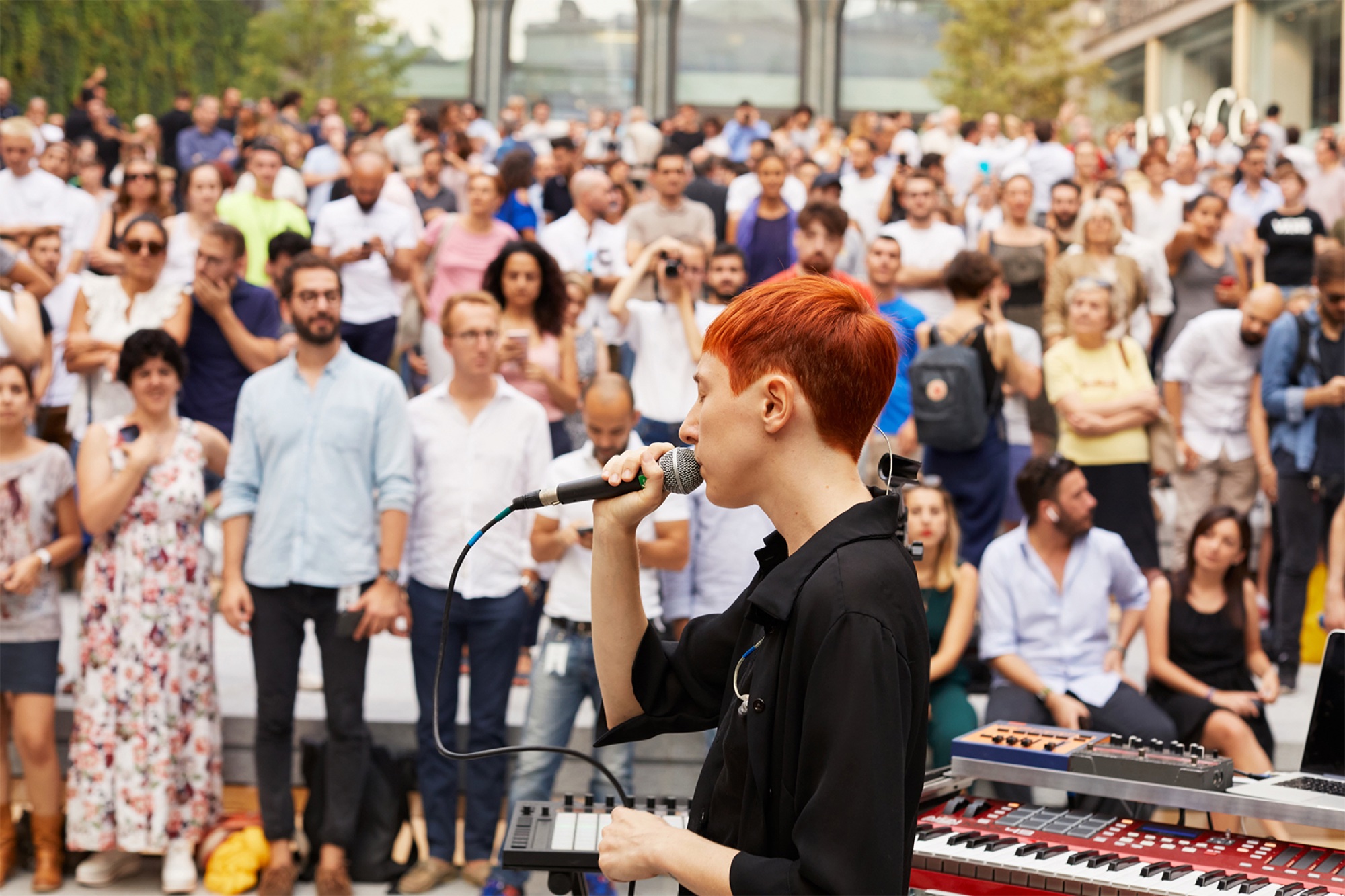 Apple Piazza Liberty — live performance in piazza