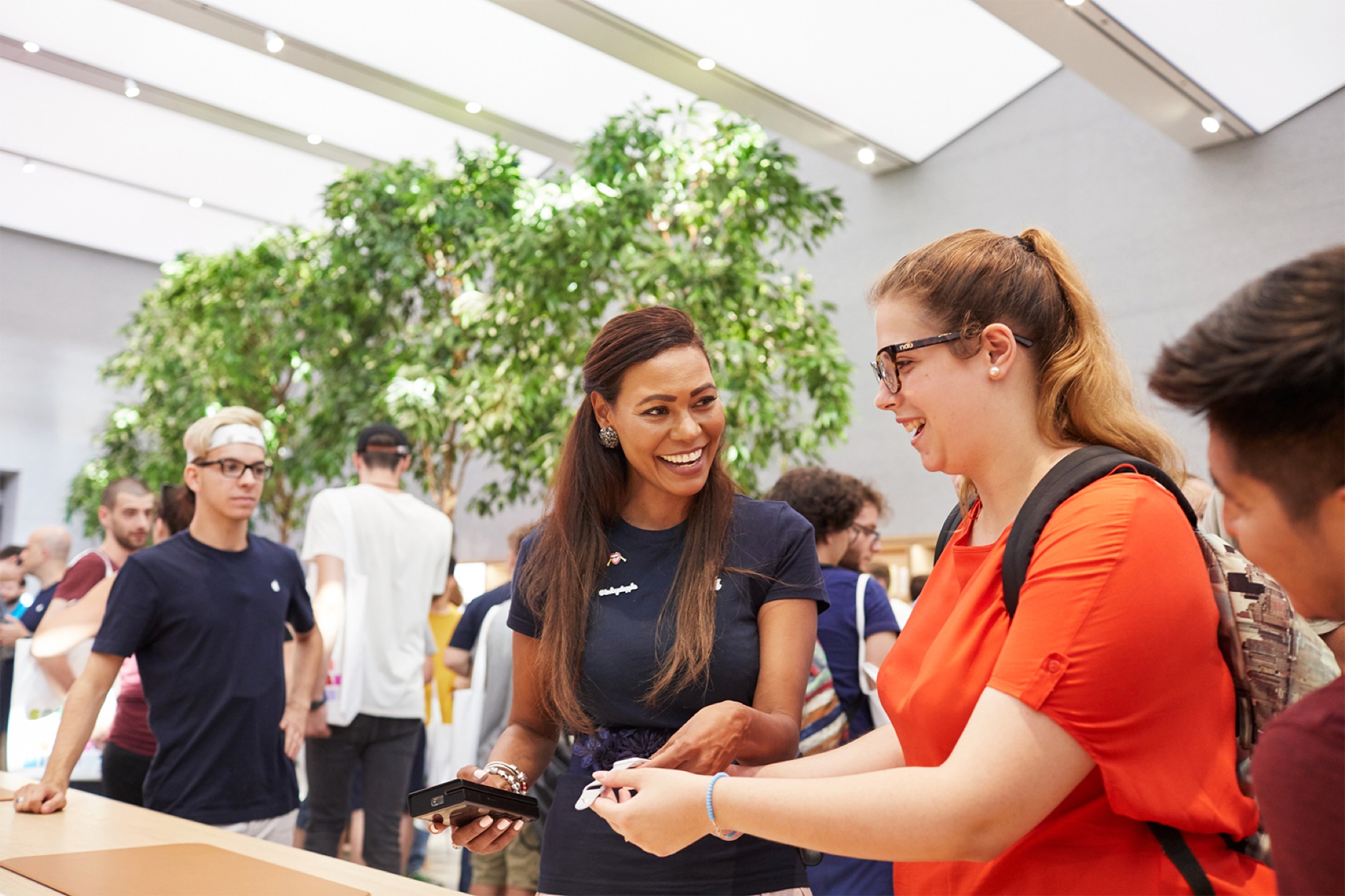 Apple Piazza Liberty — team e clienti in store