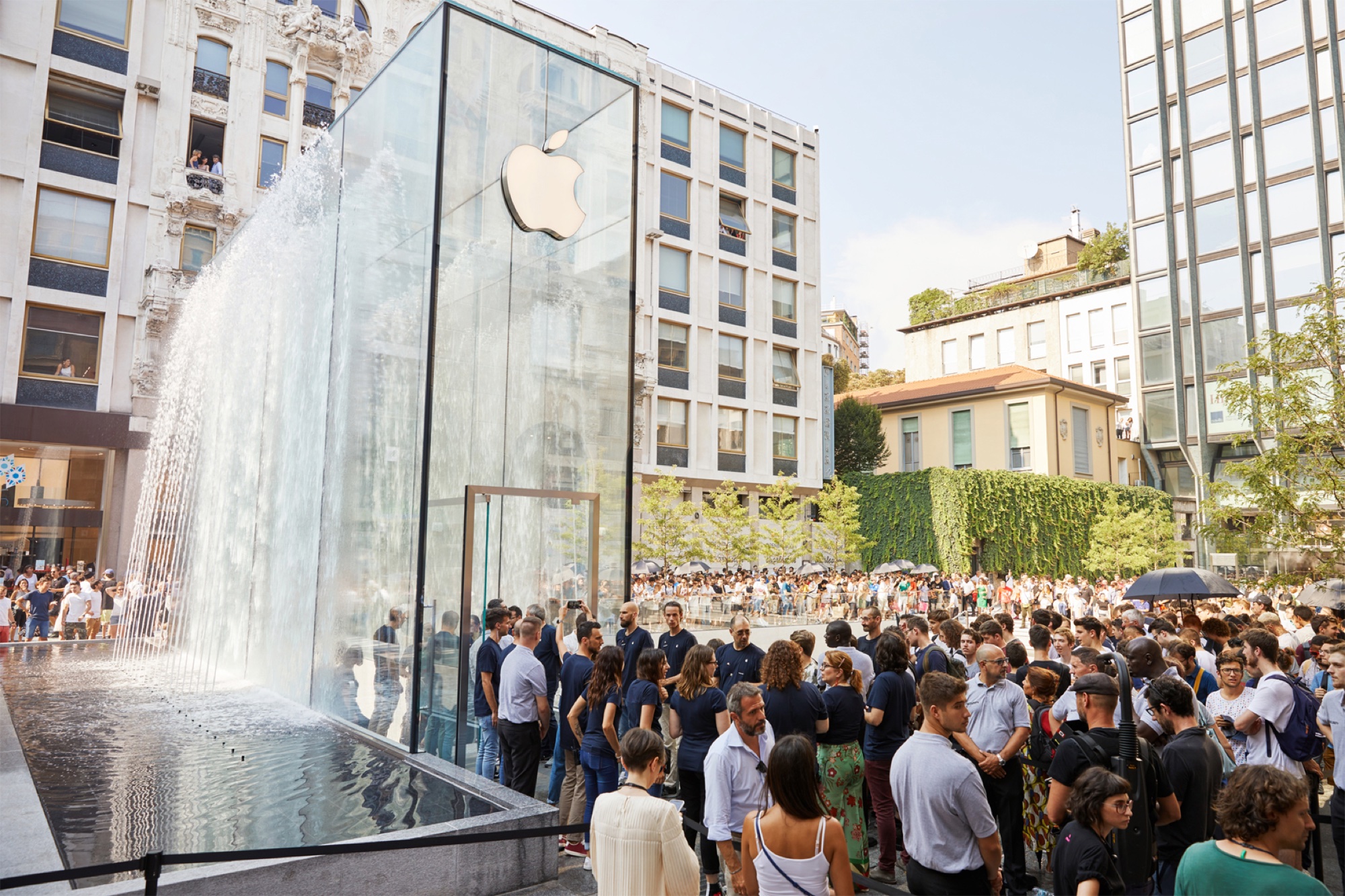 Apple Piazza Liberty — la fila in piazza
